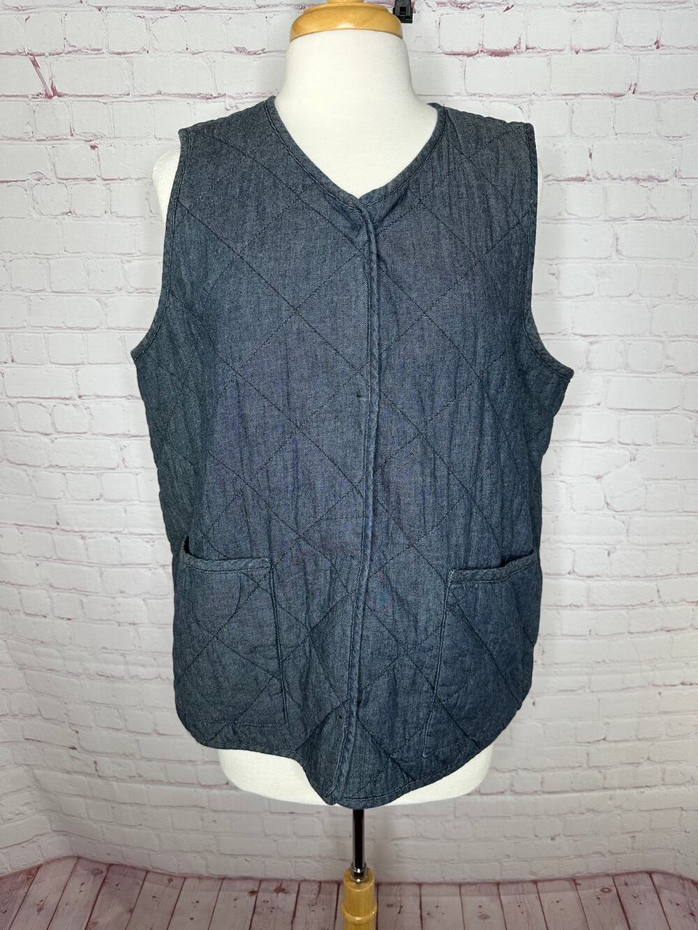 100% Organic Cotton Eileen Fisher Chambray Quilted Vest Women's Large Layers